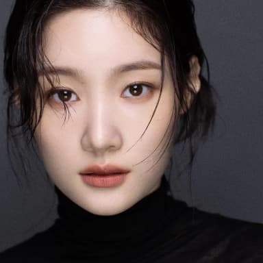 Jung Chae-yeon portrait