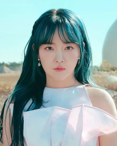 Younha portrait